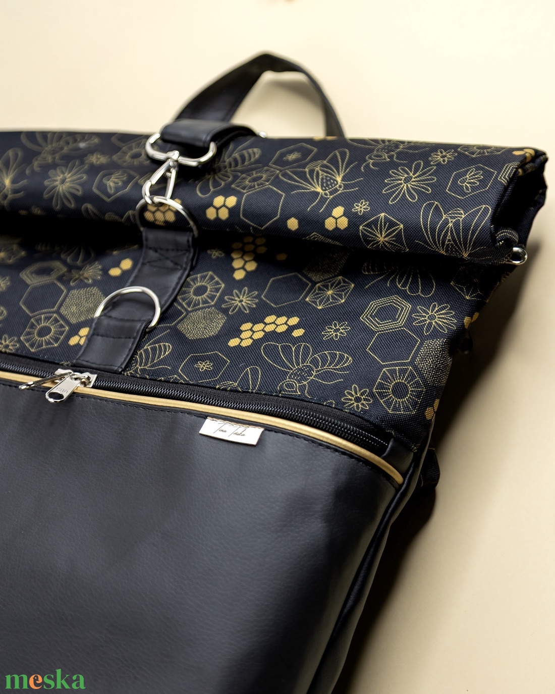 Fekete - arany, méhecskés roll top táska - táska & tok - hátizsák - roll top hátizsák - Meska.hu