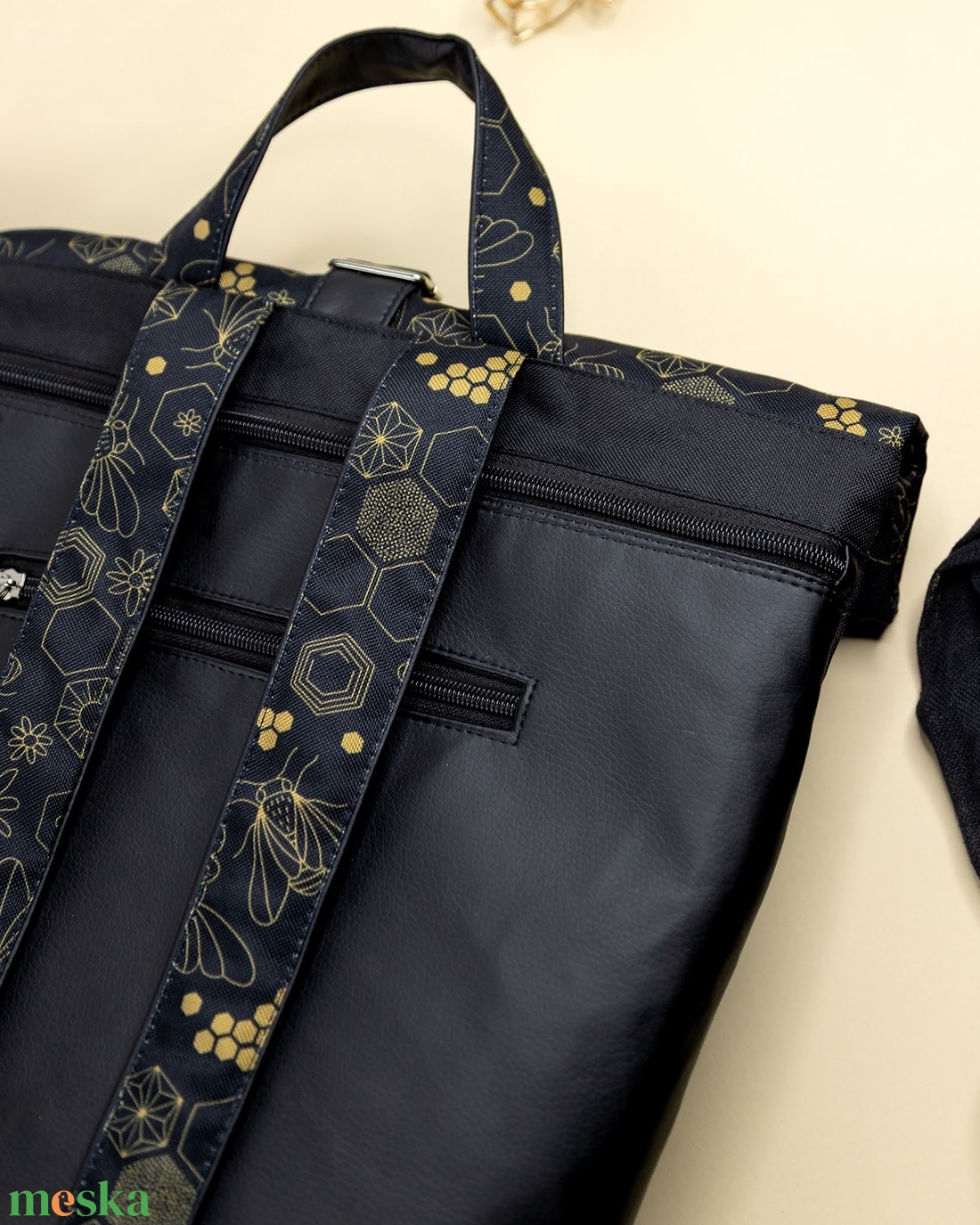 Fekete - arany, méhecskés roll top táska - táska & tok - hátizsák - roll top hátizsák - Meska.hu