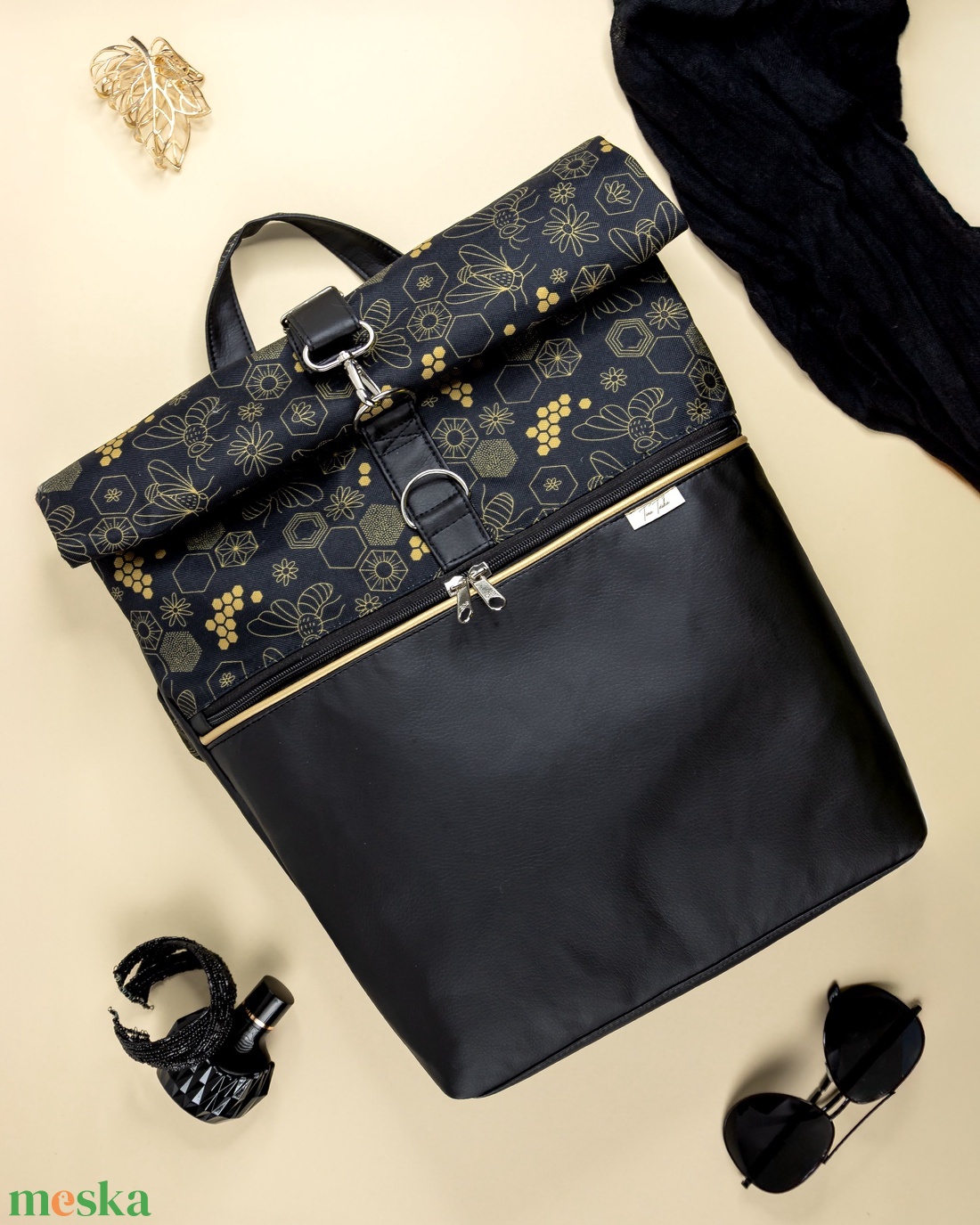 Fekete - arany, méhecskés roll top táska - táska & tok - hátizsák - roll top hátizsák - Meska.hu