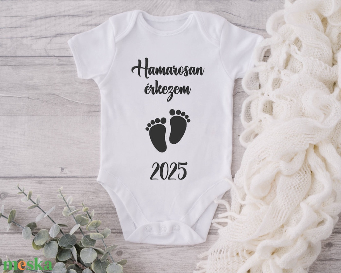 Hamarosan érkezem baba body - ruha & divat - babaruha & gyerekruha - body - Meska.hu Hamarosan érkezem baba body - ruha & divat - babaruha & gyerekruha - body - Meska.hu