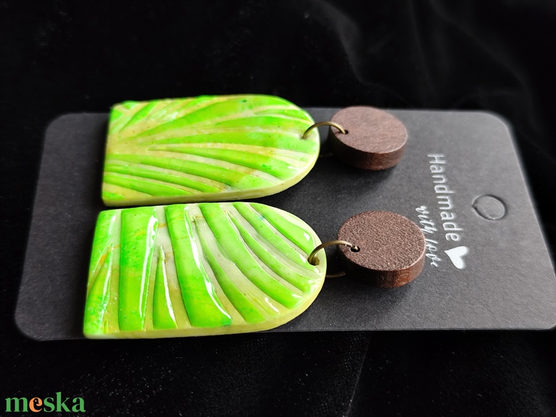 Vidám élénk zöld fülbevaló  - ékszer - fülbevaló - lógó fülbevaló - Meska.hu