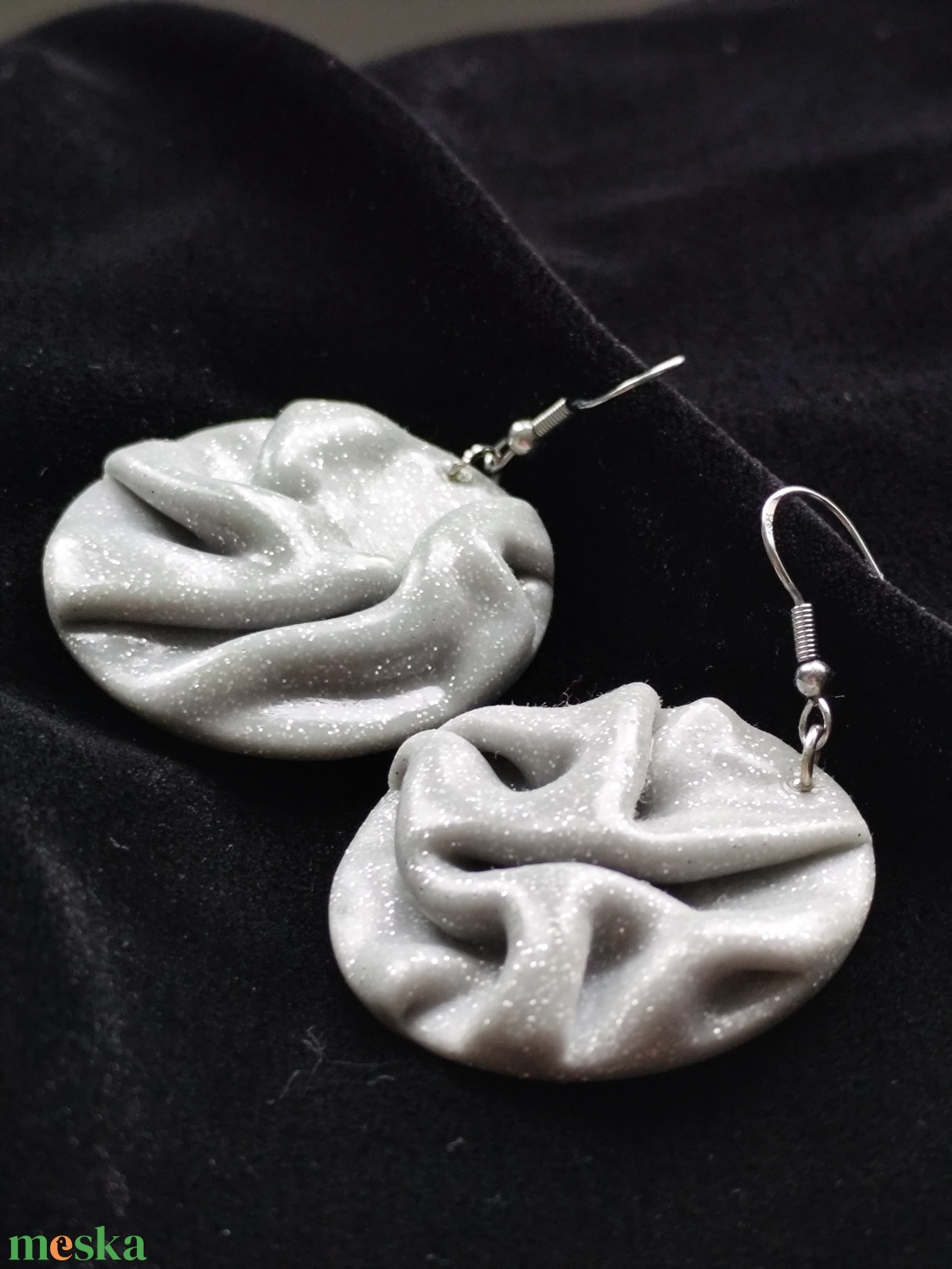 Ezüst gyűrött fülbevaló  - ékszer - fülbevaló - lógós kerek fülbevaló - Meska.hu