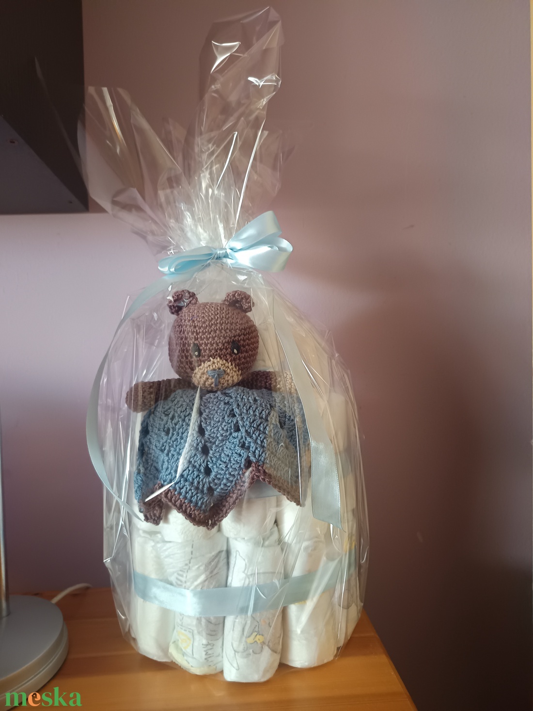 Pelenkatorta horgolt alvókával - baba - mama - babalátogató ajándékcsomag - Meska.hu