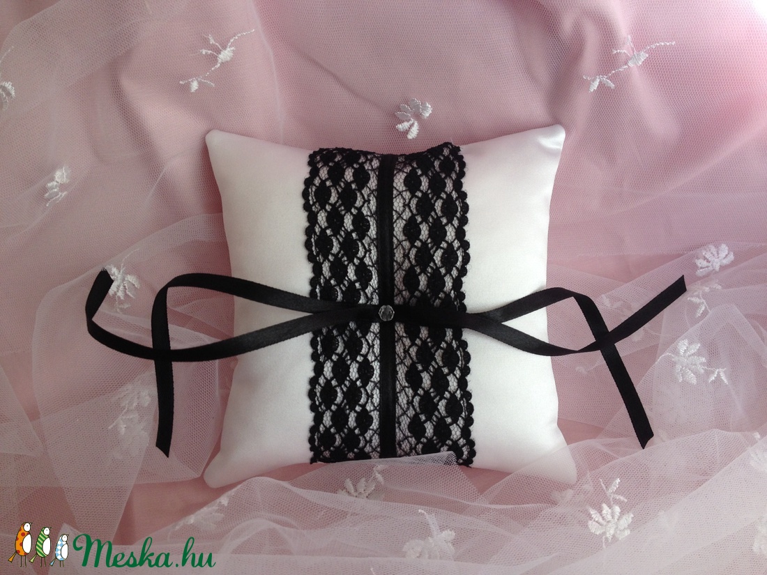 Fekete-fehér gyűrűpárna -  - Meska.hu