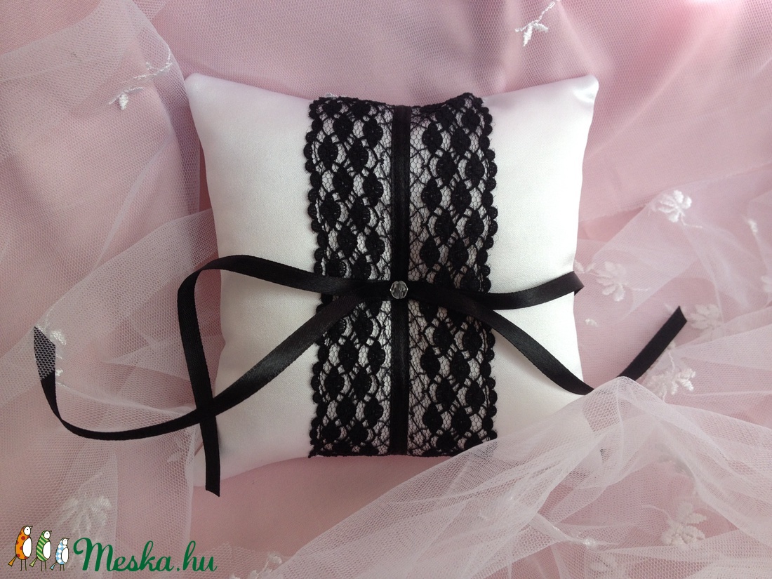 Fekete-fehér gyűrűpárna -  - Meska.hu