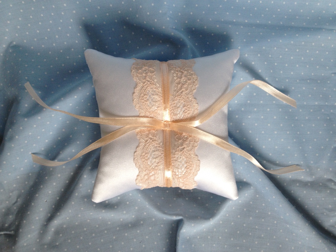 Barack-fehér gyűrűpárna -  - Meska.hu