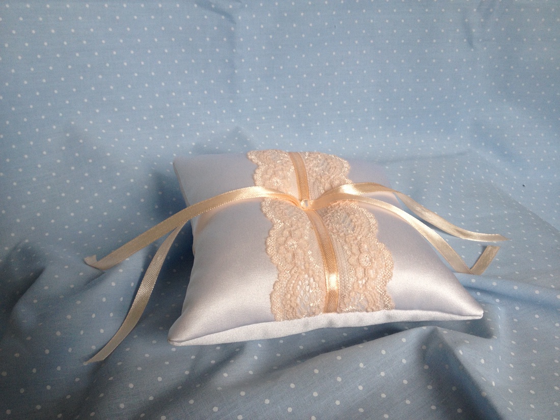 Barack-fehér gyűrűpárna -  - Meska.hu