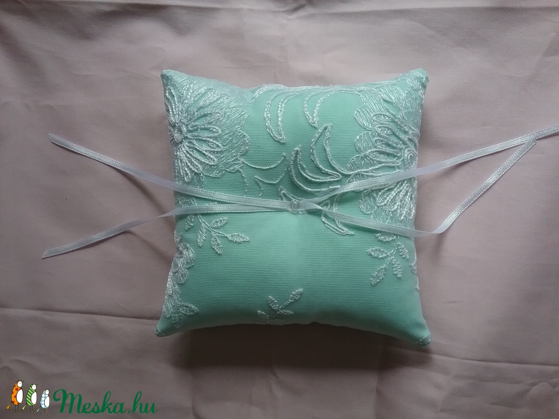 Menta színű csipkés gyűrűpárna -  - Meska.hu