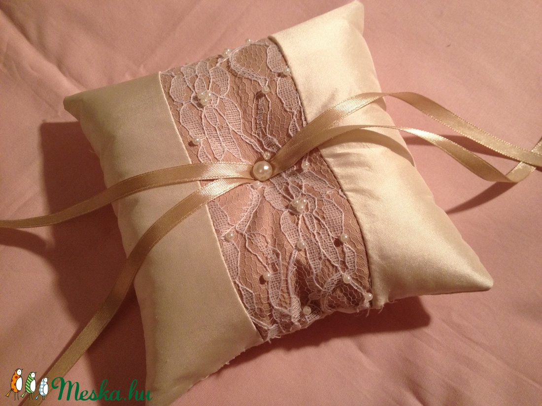 Ekrü színű csipkés gyűrűpárna -  - Meska.hu