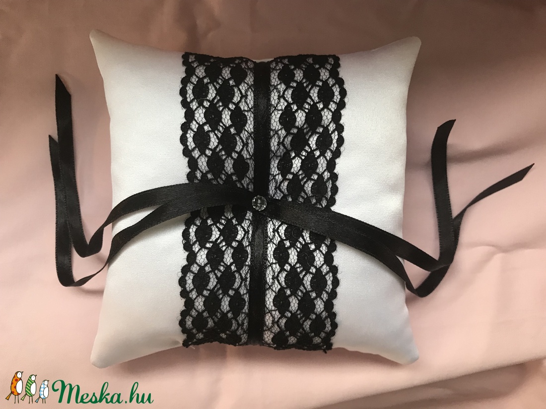 Fekete-fehér gyűrűpárna -  - Meska.hu