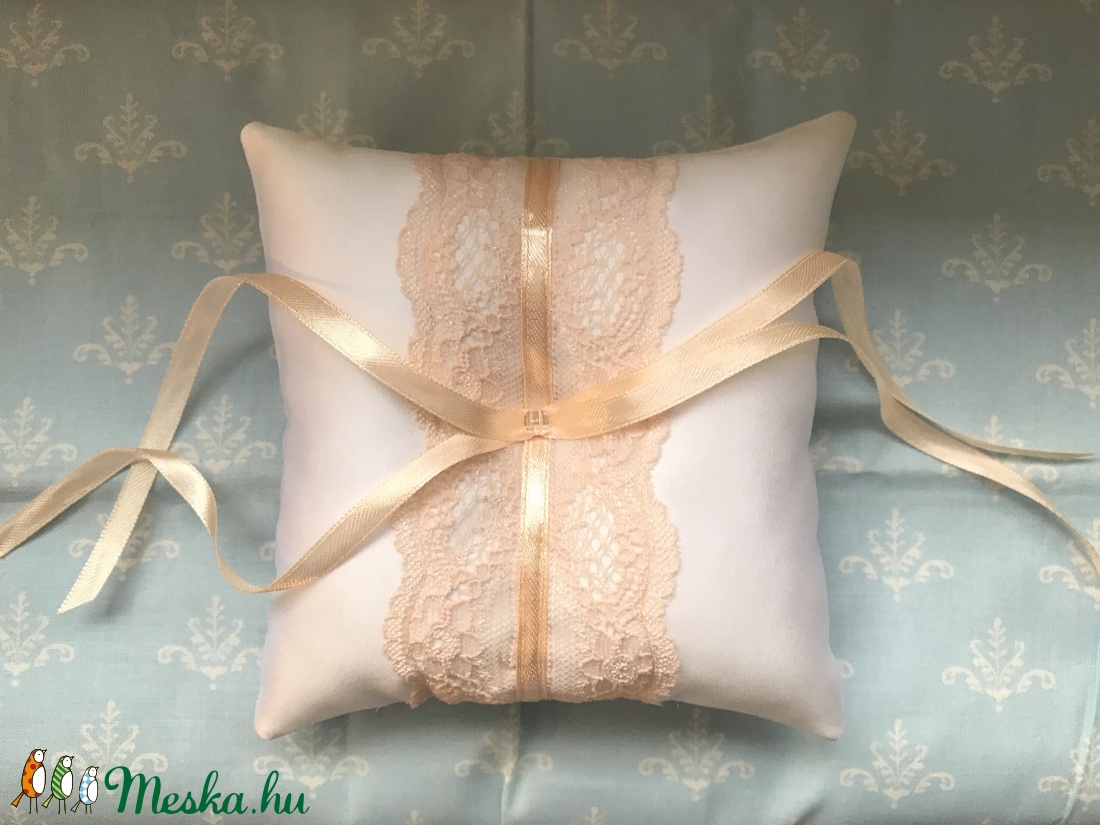 Barack-fehér gyűrűpárna -  - Meska.hu