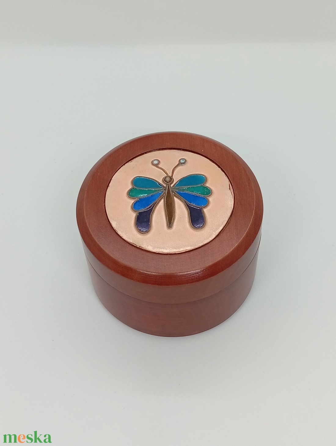 Kerek fa ékszerdoboz-pillangós rekeszzomác betéttel  - ékszer - ékszertartó - ékszerdoboz - Meska.hu