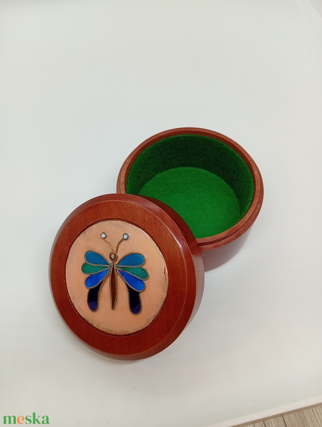 Kerek fa ékszerdoboz-pillangós rekeszzomác betéttel  - ékszer - ékszertartó - ékszerdoboz - Meska.hu