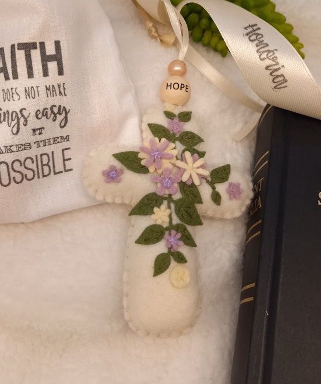 Kereszt, filc virágokkal-Bibliai igés zsákban-HOPE-bézs - otthon & életmód - vallás - kereszt - Meska.hu
