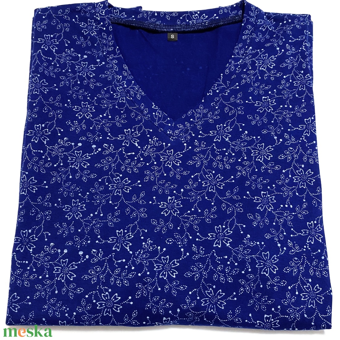 Kékfestő póló búzavirágos mintával V-nyakú - ruha & divat - női ruha - póló, felső - Meska.hu