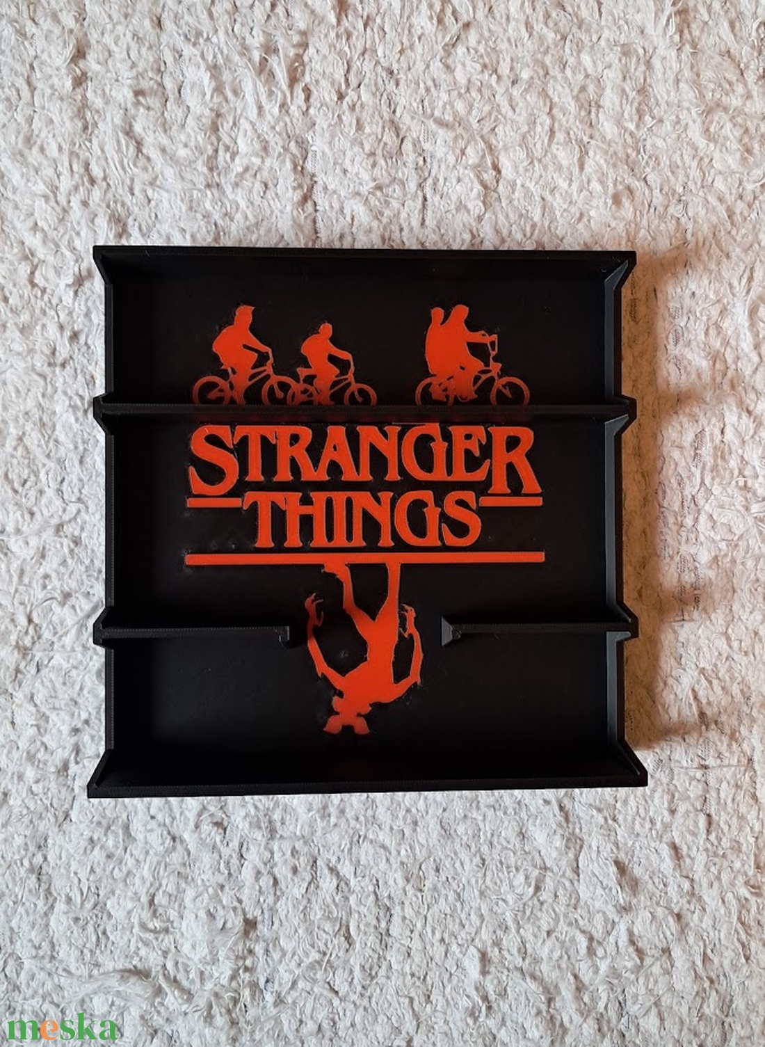Stranger Things Kinder Joy figura tartó állvány tartókkal - otthon & életmód - dekoráció - asztal és polc dekoráció - asztaldísz - Meska.hu
