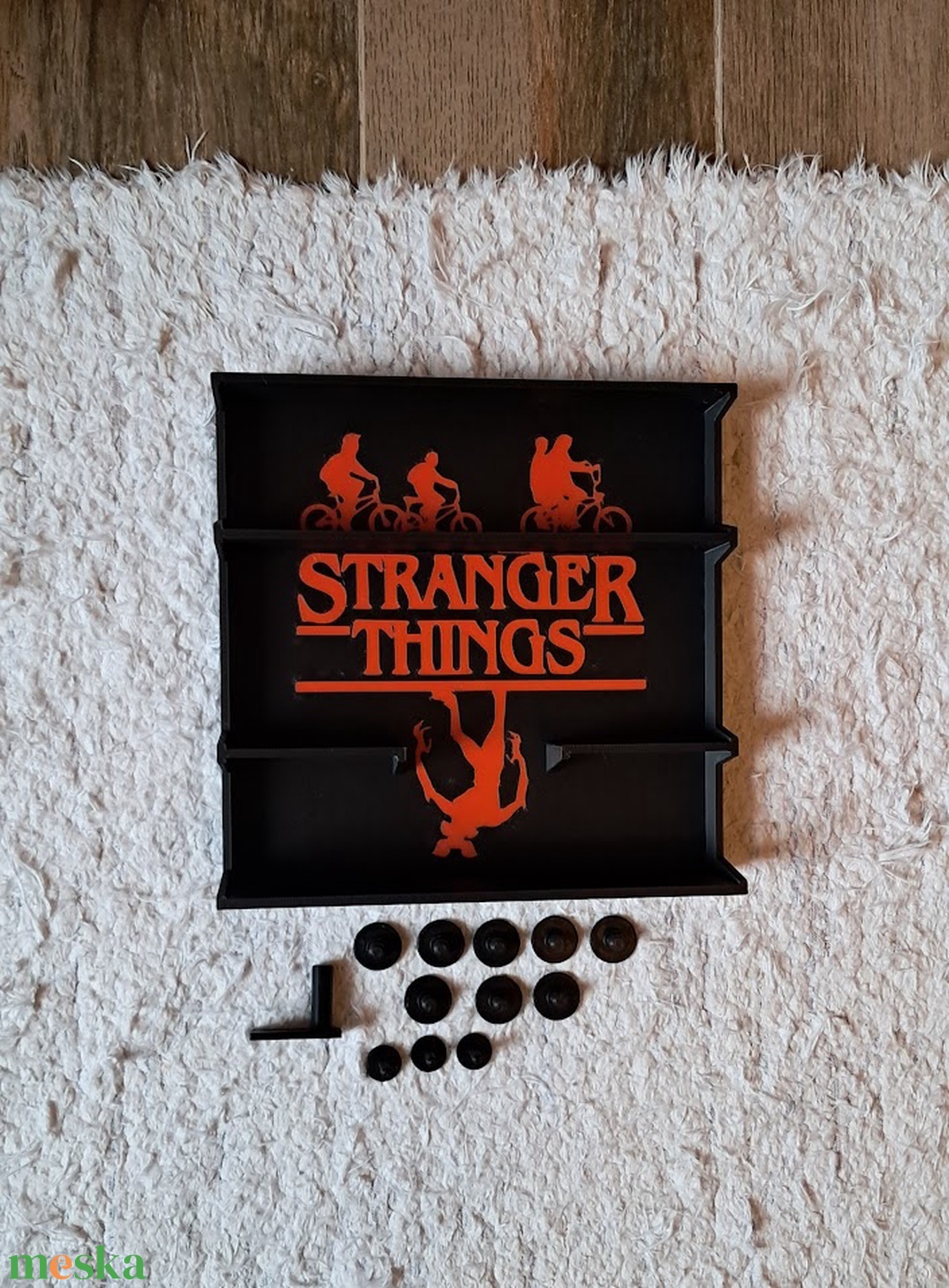 Stranger Things Kinder Joy figura tartó állvány tartókkal - otthon & életmód - dekoráció - asztal és polc dekoráció - asztaldísz - Meska.hu