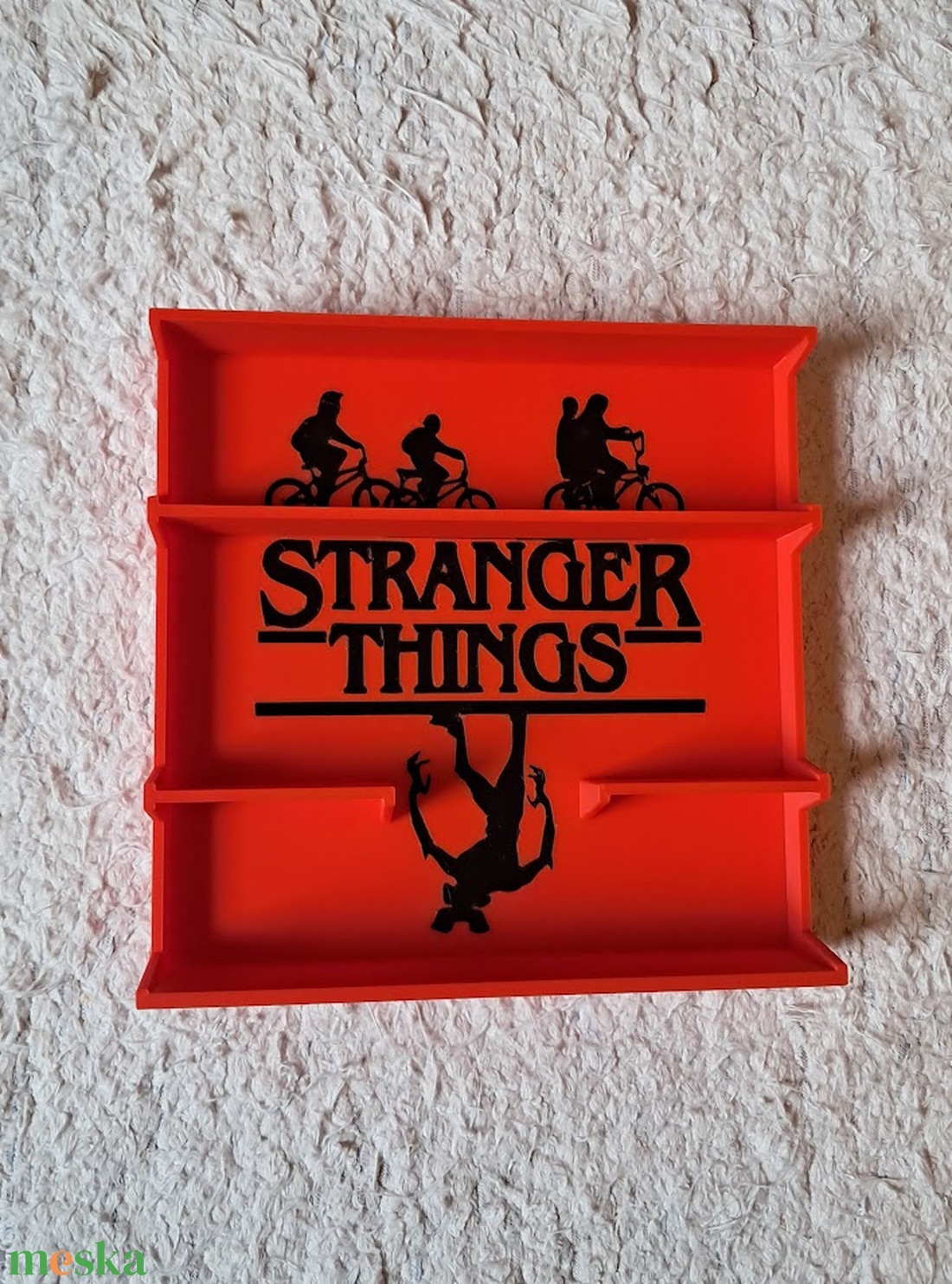 Stranger Things Kinder Joy figura tartó állvány tartókkal - otthon & életmód - dekoráció - asztal és polc dekoráció - asztaldísz - Meska.hu