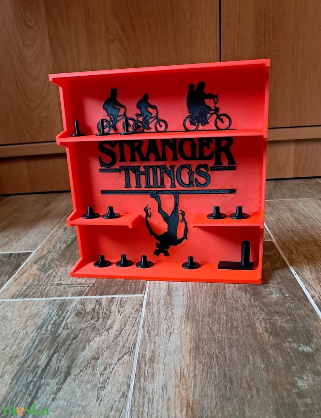 Stranger Things Kinder Joy figura tartó állvány tartókkal - otthon & életmód - dekoráció - asztal és polc dekoráció - asztaldísz - Meska.hu