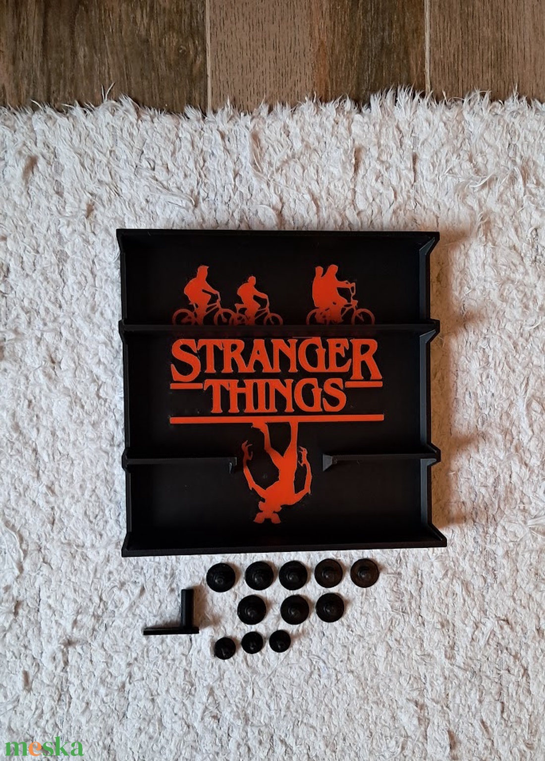 Stranger Things Kinder Joy figura tartó állvány tartókkal - otthon & életmód - dekoráció - asztal és polc dekoráció - asztaldísz - Meska.hu