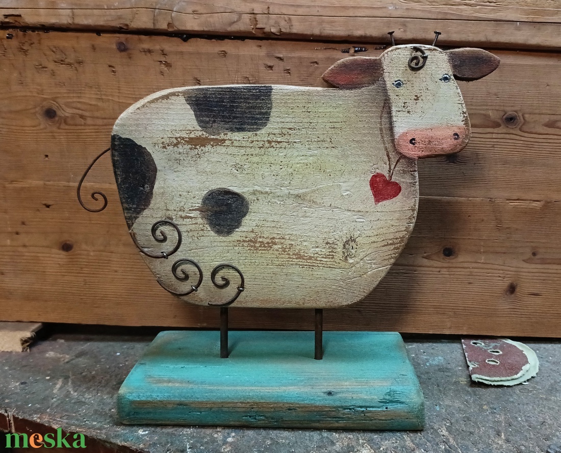 Fából készült festett rusztikus, antikolt boci, tehén fatalpon - otthon & életmód - dekoráció - dekoratív figurák és szobrok - Meska.hu