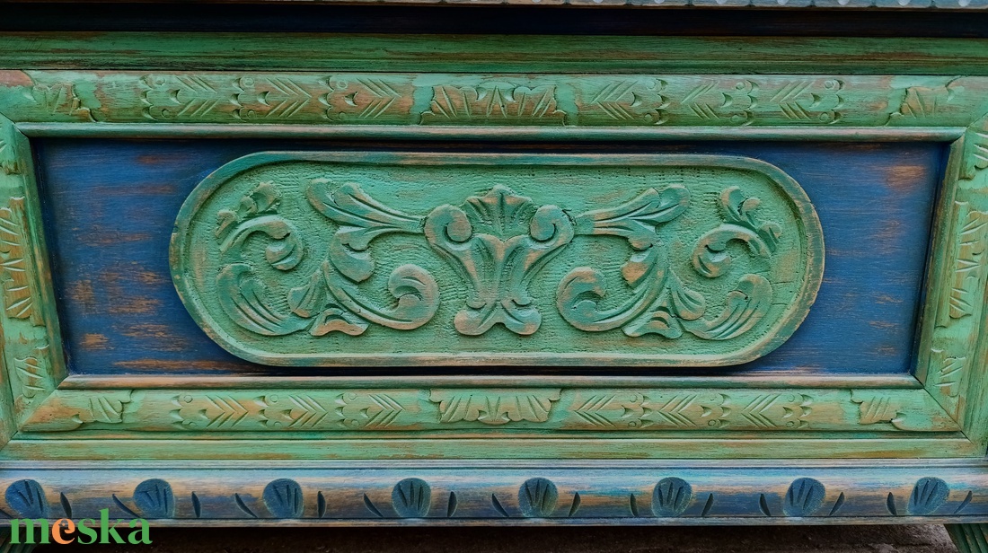 Rusztikus, antikolt faragott láda - otthon & életmód - tárolás & rendszerezés - láda - Meska.hu