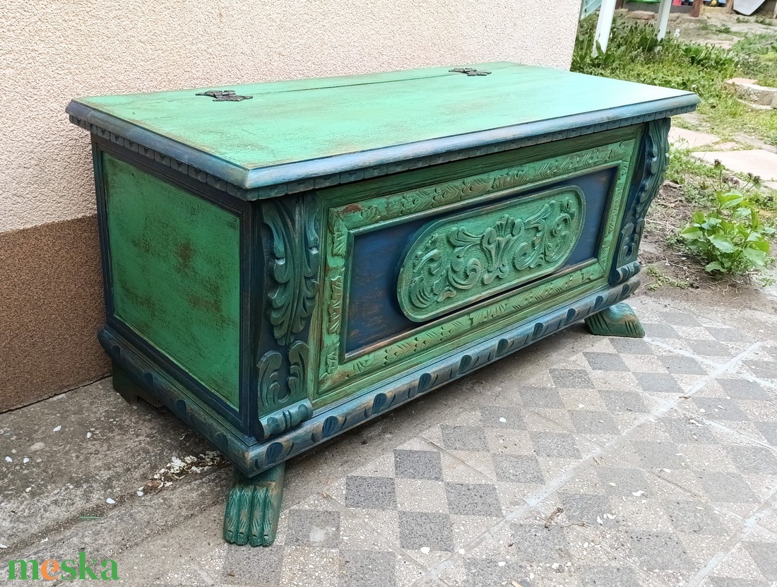 Rusztikus, antikolt faragott láda - otthon & életmód - tárolás & rendszerezés - láda - Meska.hu