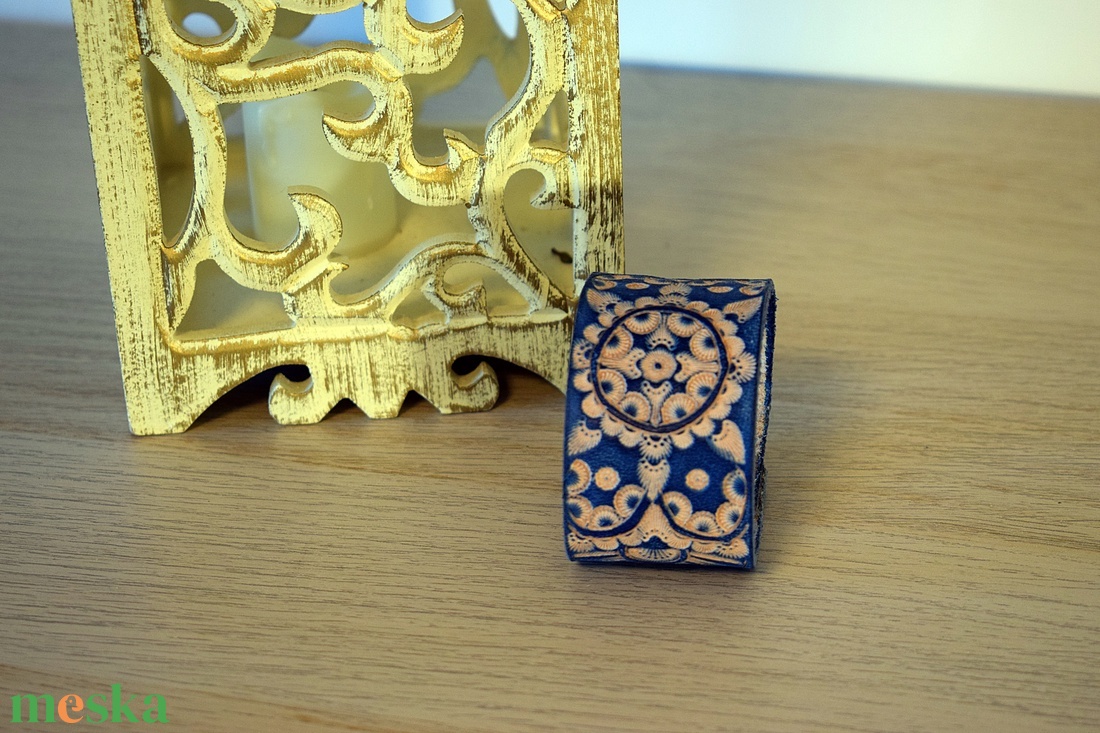 Kék bőr karkötő vésett mandala mintával - ékszer - karkötő - széles karkötő - Meska.hu Kék bőr karkötő vésett mandala mintával - ékszer - karkötő - széles karkötő - Meska.hu
