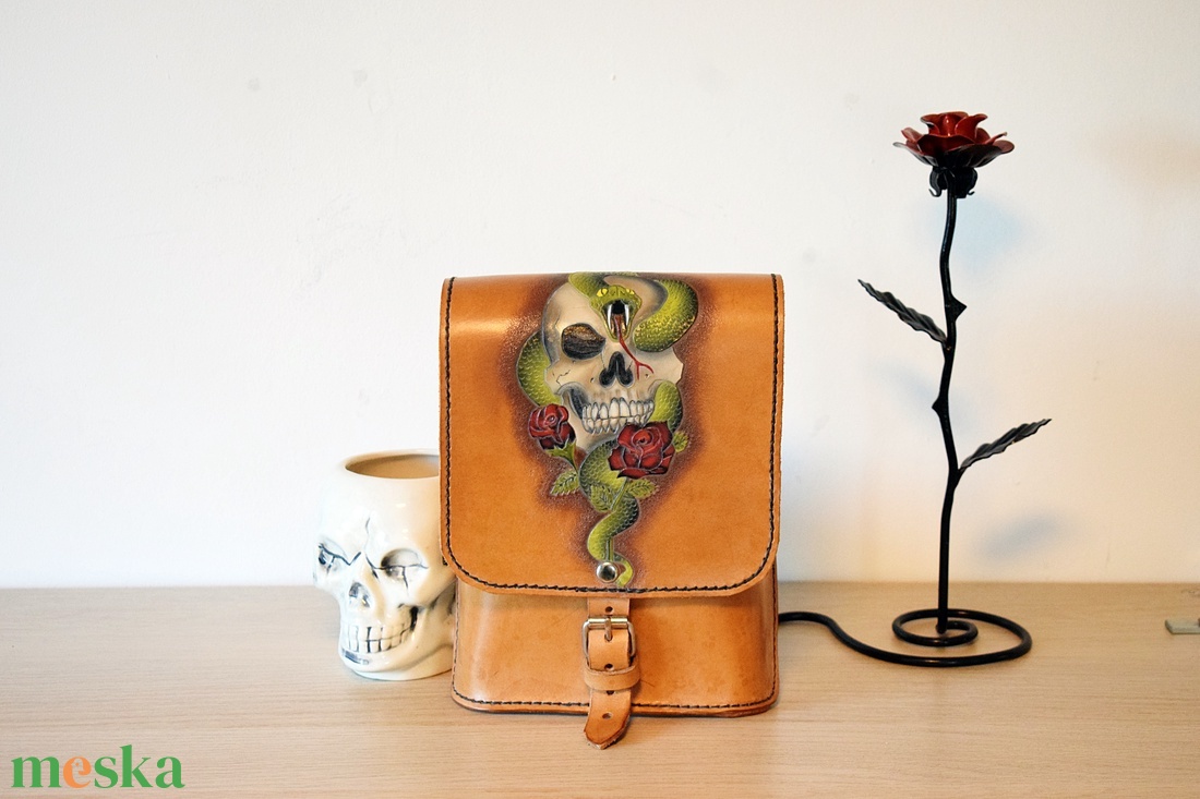 Bőr övtáska / combtáska koponya , rózsa és kígyó vésettel - táska & tok - övtáska - Meska.hu