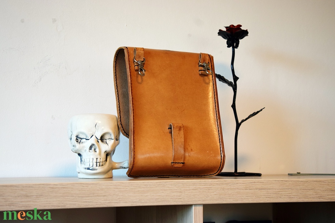 Bőr övtáska / combtáska koponya , rózsa és kígyó vésettel - táska & tok - övtáska - Meska.hu