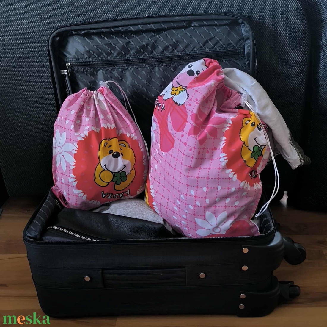 Szennyestartó zsák szett utazáshoz táskába, bőröndbe rózsaszín alapon macis - otthon & életmód - tárolás & rendszerezés - szennyestartó - Meska.hu