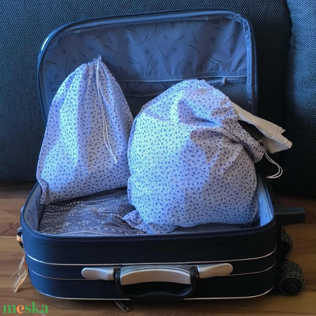 Szennyestartó zsák szett utazáshoz táskába, bőröndbe apró kék virágmintás - otthon & életmód - tárolás & rendszerezés - szennyestartó - Meska.hu