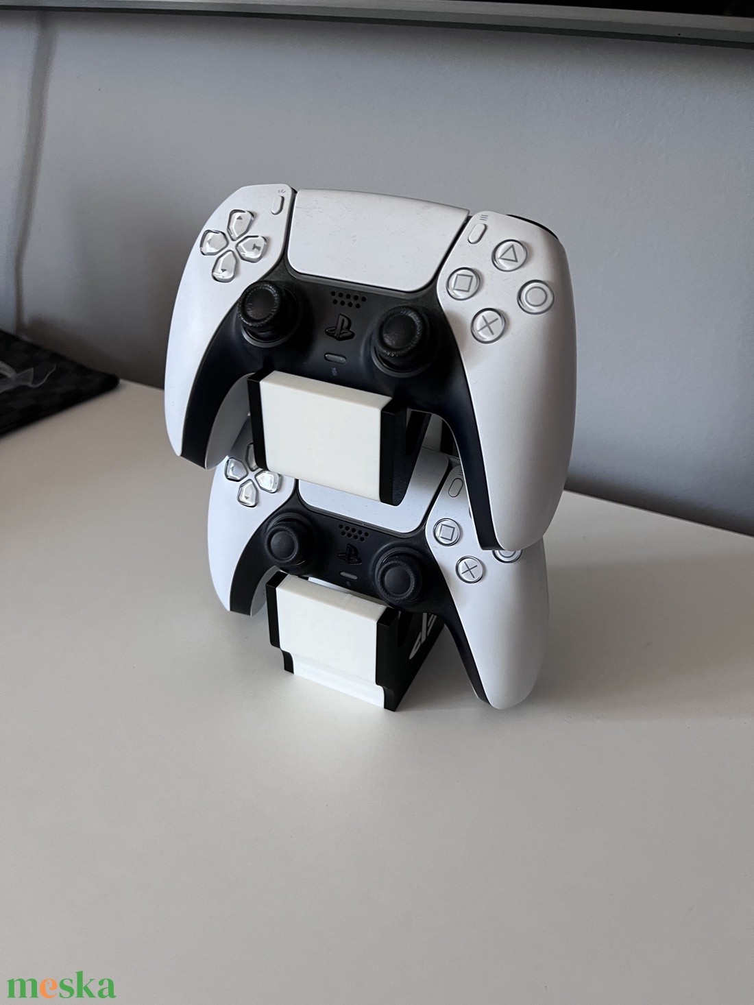 PS5 - Kontrollertartó állvány - otthon & életmód - tárolás & rendszerezés - kontroller tartók - Meska.hu
