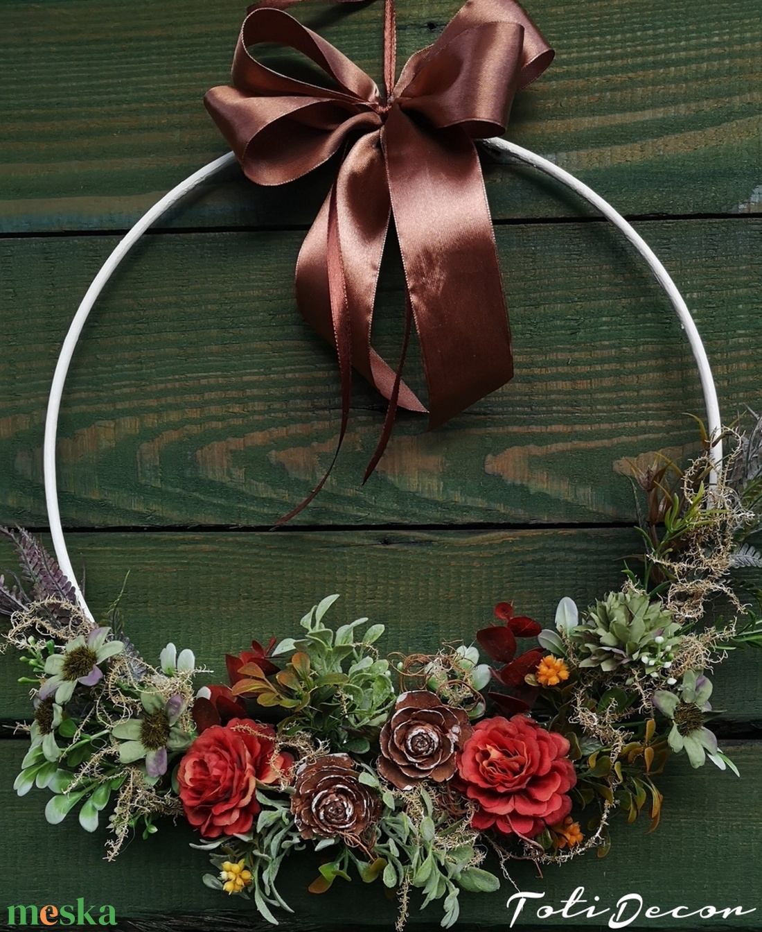 Ajtódísz kopogtató fém koszorú. Elegáns díszítő elem, ami egész évben az ajtó, fal dísze lehet. - otthon & életmód - dekoráció - ajtó- és ablak dekoráció - ajtódísz & kopogtató - Meska.hu Ajtódísz kopogtató fém koszorú. Elegáns díszítő elem, ami egész évben az ajtó, fal dísze lehet. - otthon & életmód - dekoráció - ajtó- és ablak dekoráció - ajtódísz & kopogtató - Meska.hu