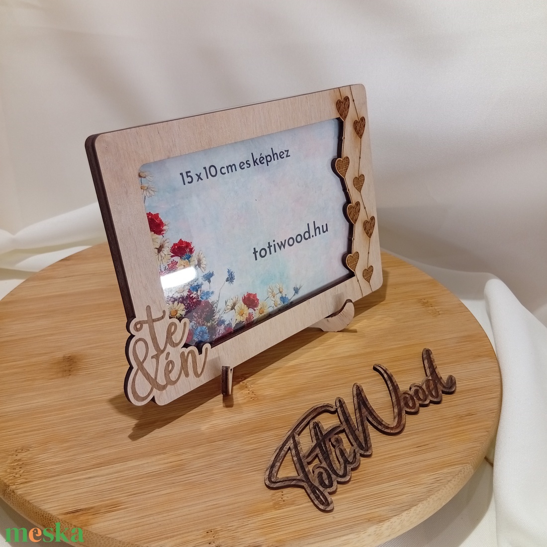 Romantikus fa képkeret szív alakú díszítéssel - otthon & életmód - dekoráció - kép & falikép - képkeret - Meska.hu Romantikus fa képkeret szív alakú díszítéssel - otthon & életmód - dekoráció - kép & falikép - képkeret - Meska.hu