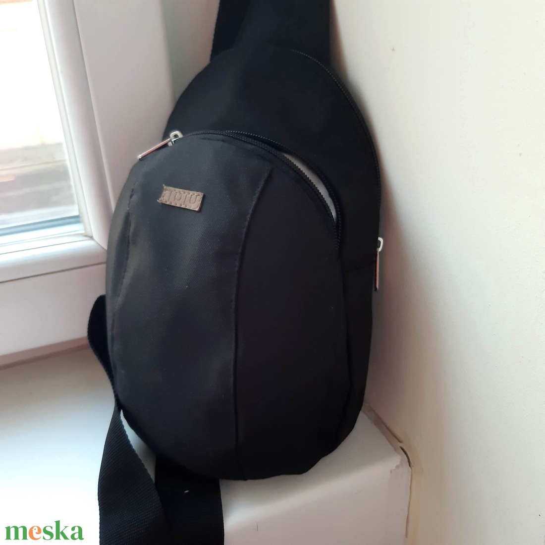 Keresztpántos oldaltáska-fekete - táska & tok - kézitáska & válltáska - vállon átvethető táska - Meska.hu