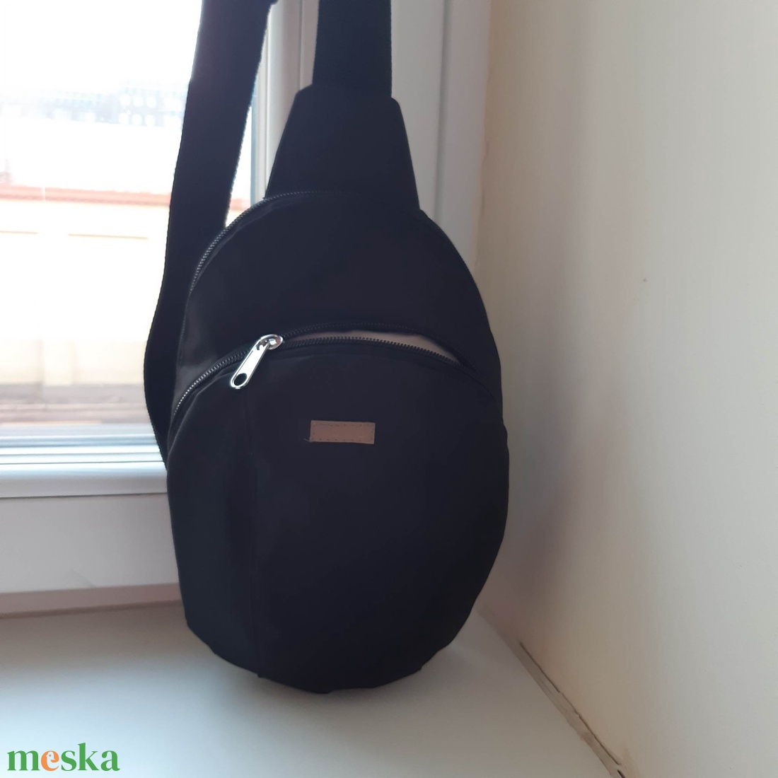 Keresztpántos oldaltáska-fekete - táska & tok - kézitáska & válltáska - vállon átvethető táska - Meska.hu