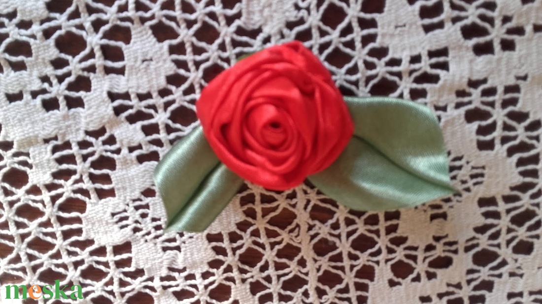 Selyem rózsa kitűző - ékszer - kitűző és bross - kitűző - Meska.hu Selyem rózsa kitűző - ékszer - kitűző és bross - kitűző - Meska.hu