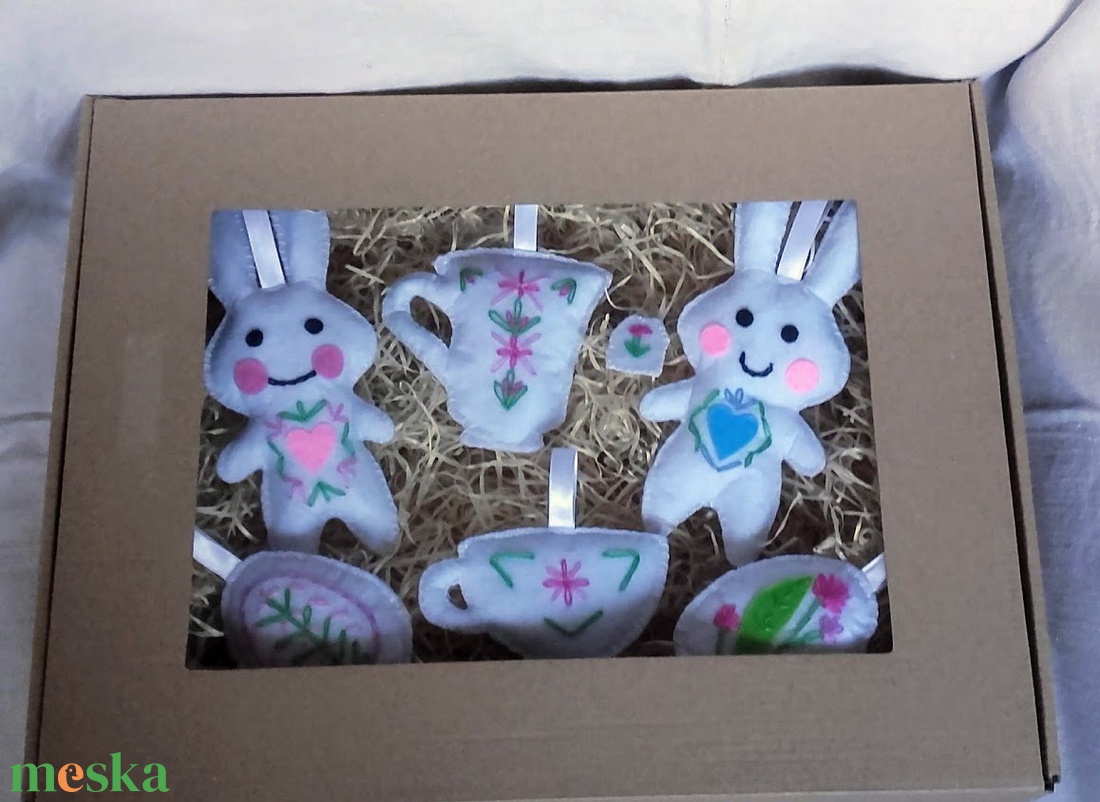 Nyuszis ajándékcsomag dobozban - otthon & életmód - dekoráció - fali és függő dekoráció - függődísz - Meska.hu