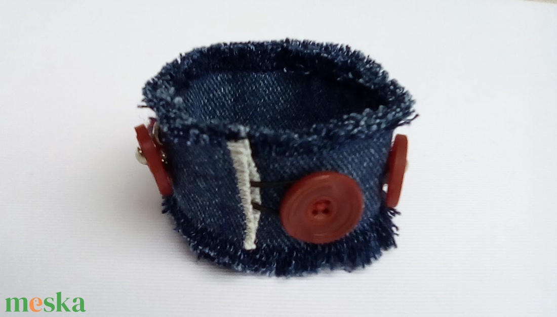 Újrahasznosítás! Farmer karkötő szalagokkal, gyöngyökkel, régi vintage gombokkal - ékszer - karkötő - széles karkötő - Meska.hu
