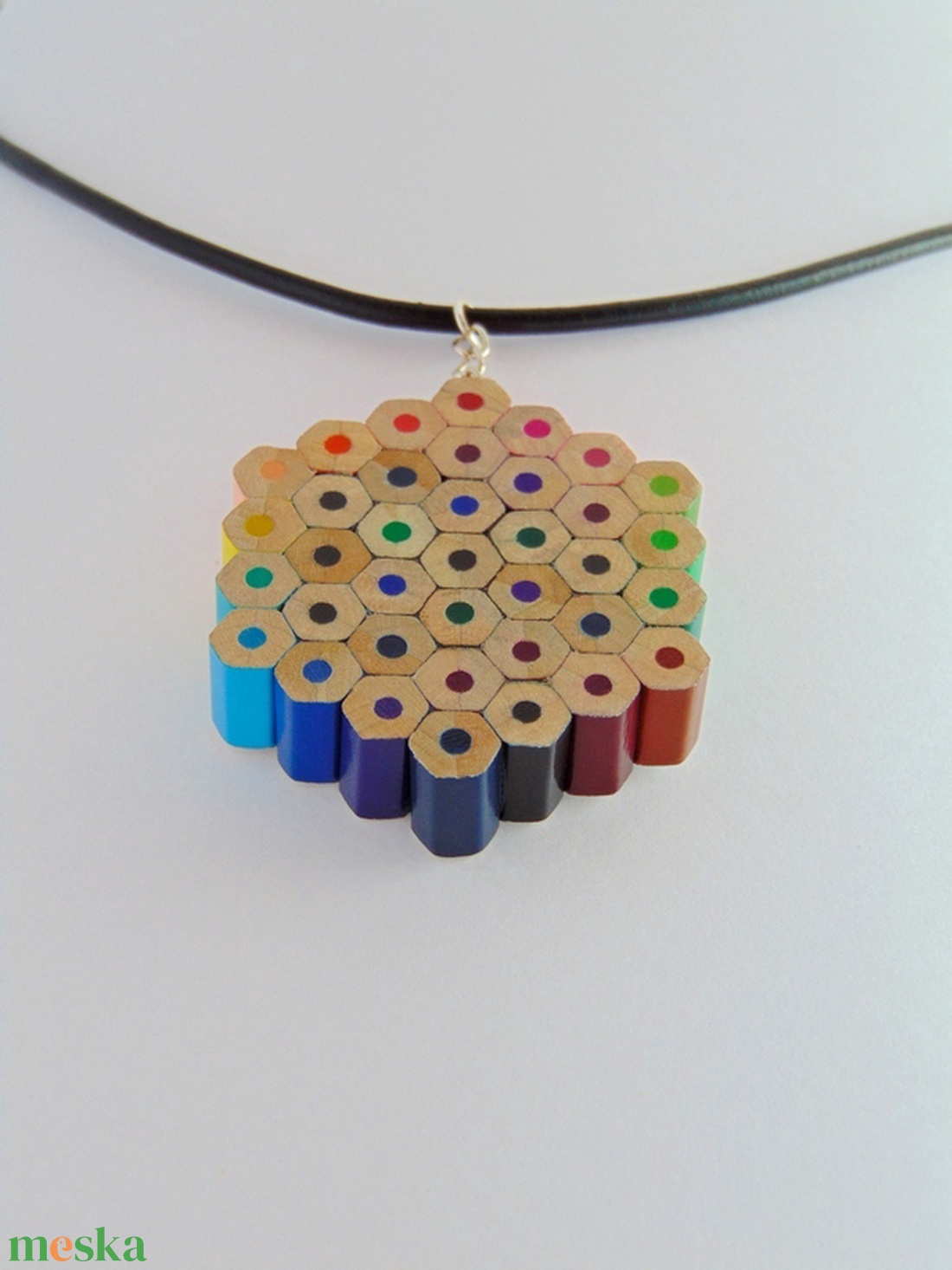 Hatszög alakú szivárvány színű színes ceruza nyaklánc medál ékszer rajtanároknak festőknek művészeknek - ékszer - nyaklánc - medálos nyaklánc - Meska.hu