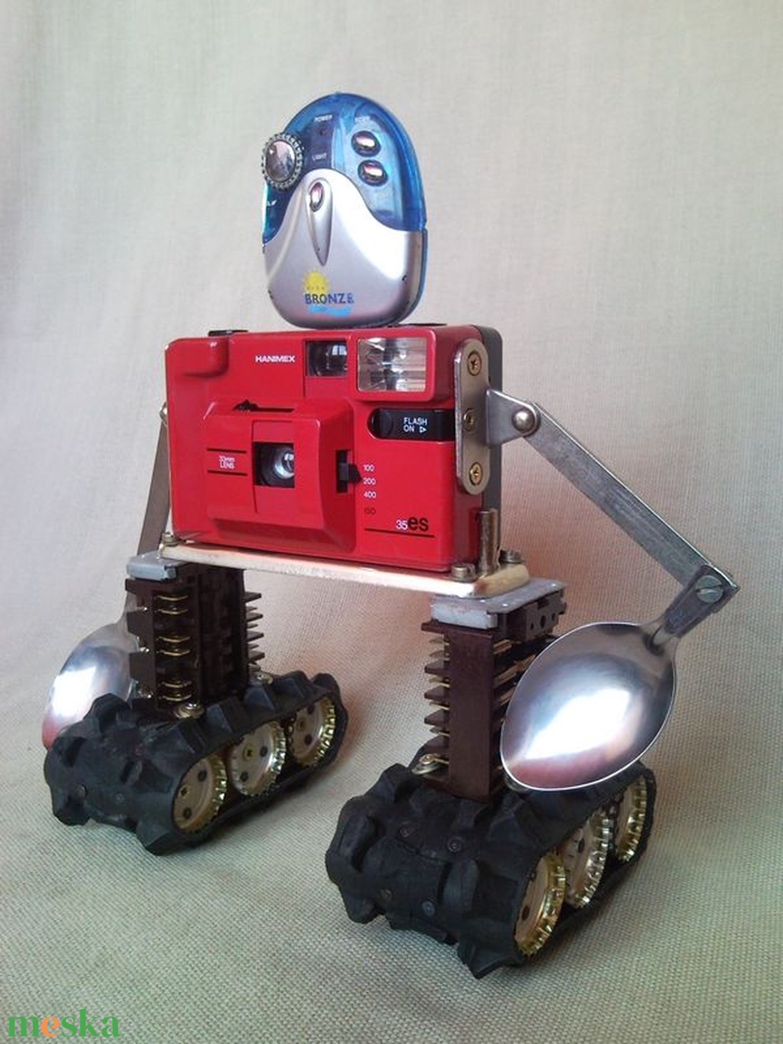 Piros retro fényképezőgép robot mozgatható karokkal újrahasznosított tárgyakból fotósoknak férfiaknak - otthon & életmód - dekoráció - dísztárgy - Meska.hu Piros retro fényképezőgép robot mozgatható karokkal újrahasznosított tárgyakból fotósoknak férfiaknak - otthon & életmód - dekoráció - dísztárgy - Meska.hu