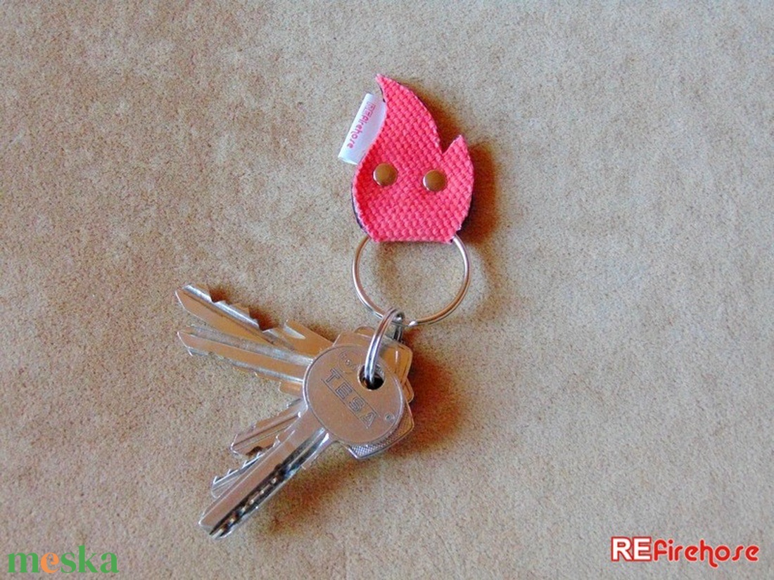 Tűzoltó tömlő kulcstartó újrahasznosított tömlőből vidám piros láng alakú kulcs tartó tűzoltóknak - táska & tok - kulcstartó & táskadísz - kulcstartó - Meska.hu