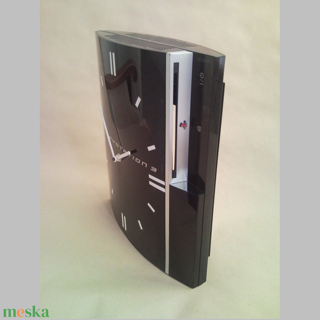 PlayStation falióra és asztali óra videójáték konzolból nem csak férfiaknak - PS3 - otthon & életmód - dekoráció - fali és függő dekoráció - falióra & óra - Meska.hu PlayStation falióra és asztali óra videójáték konzolból nem csak férfiaknak - PS3 - otthon & életmód - dekoráció - fali és függő dekoráció - falióra & óra - Meska.hu