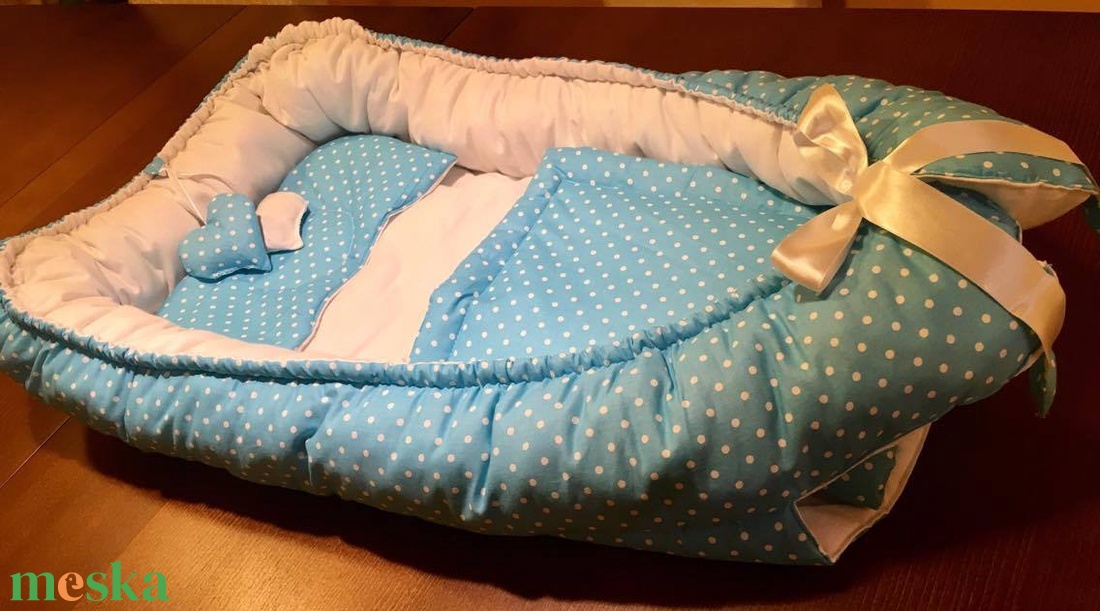 Azúr pöttyök babafészek -  - Meska.hu