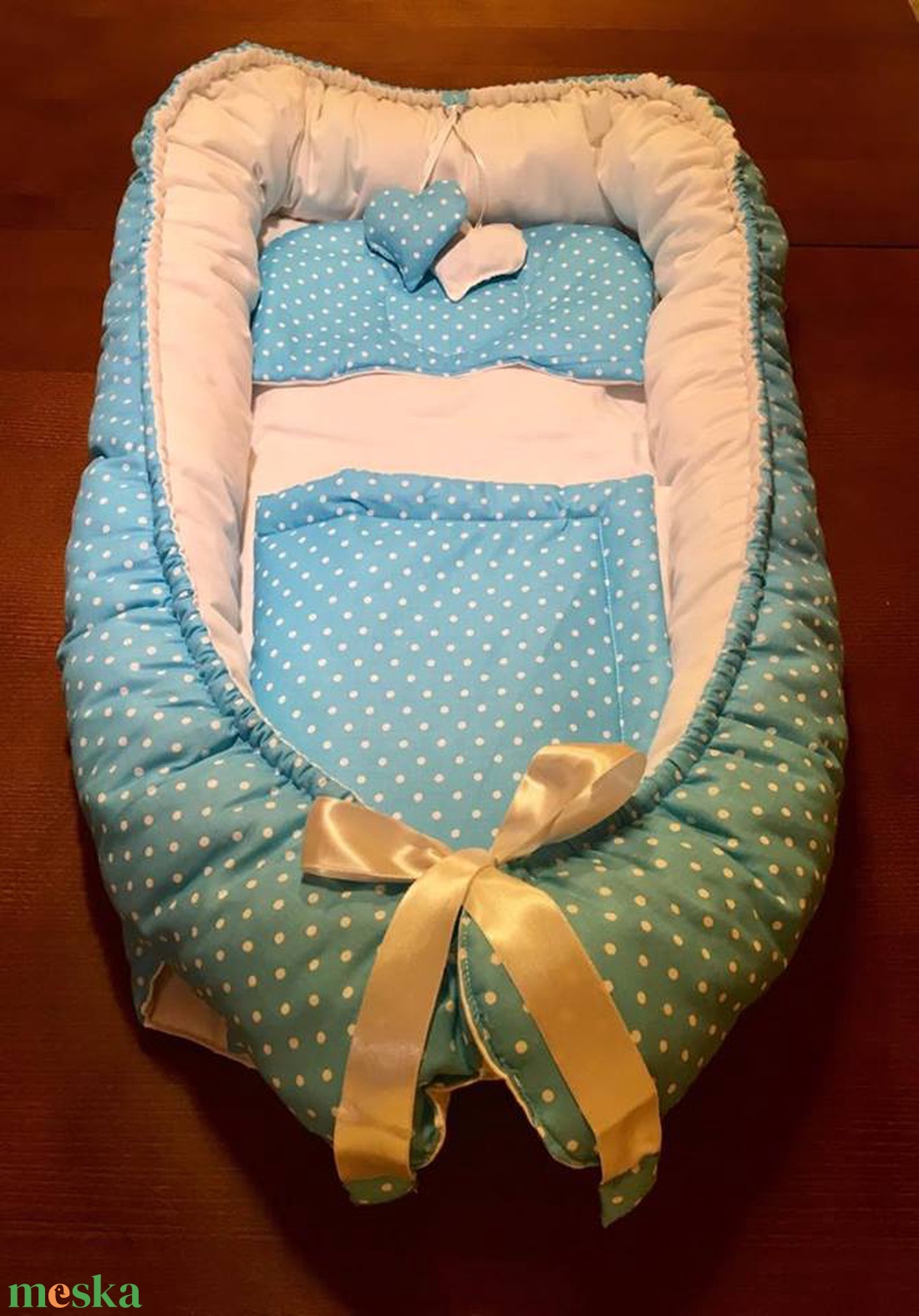 Azúr pöttyök babafészek -  - Meska.hu