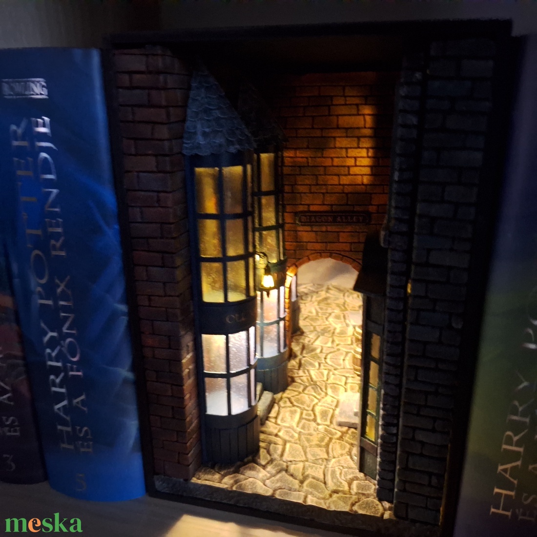 Az Abszol út- Book Nook - könyvtár (Diagon Alley) - otthon & életmód - dekoráció - dekoratív figurák és szobrok - Meska.hu