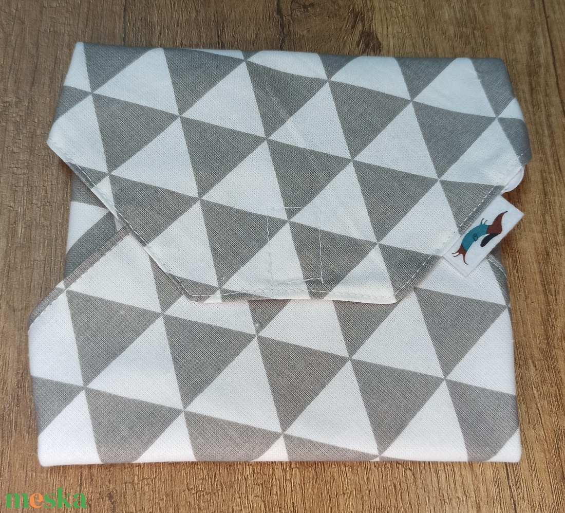 Újraszalvéta szürke-fehér háromszögek - táska & tok - uzsonna- & ebéd tartó - szendvics csomagoló - Meska.hu