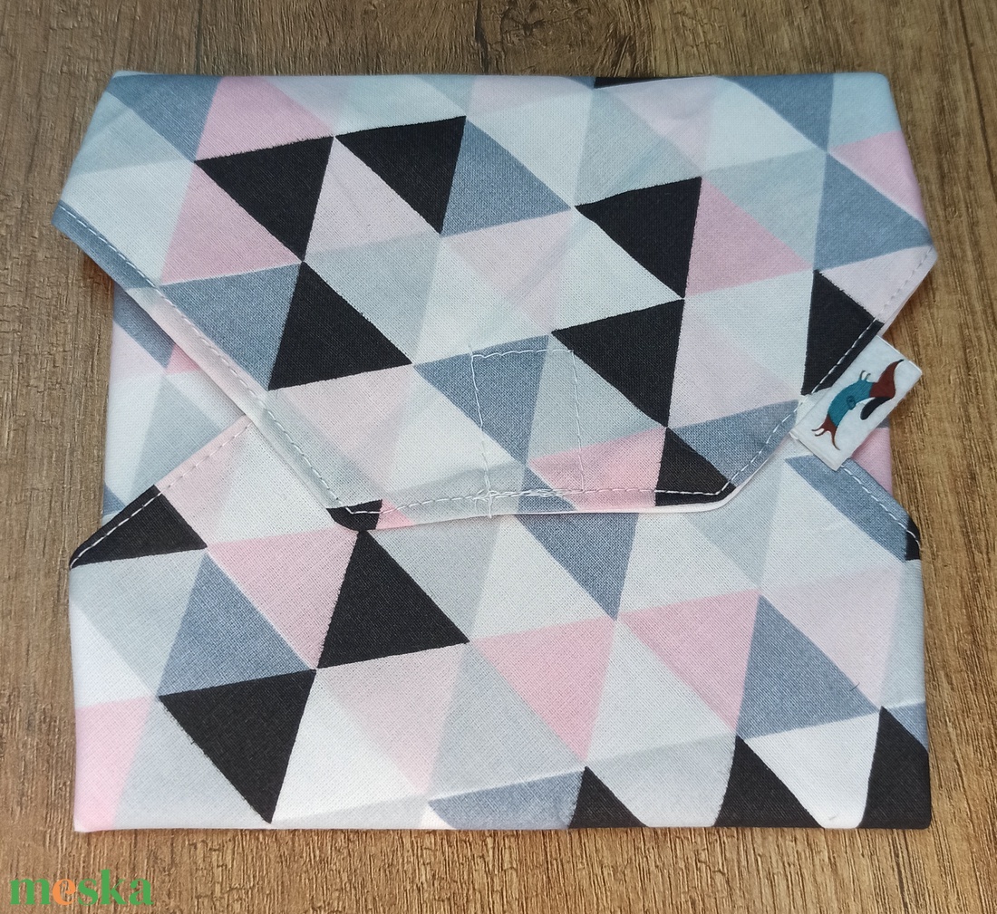 Újraszalvéta rózsaszín-fehér- szürke háromszögek - táska & tok - uzsonna- & ebéd tartó - szendvics csomagoló - Meska.hu