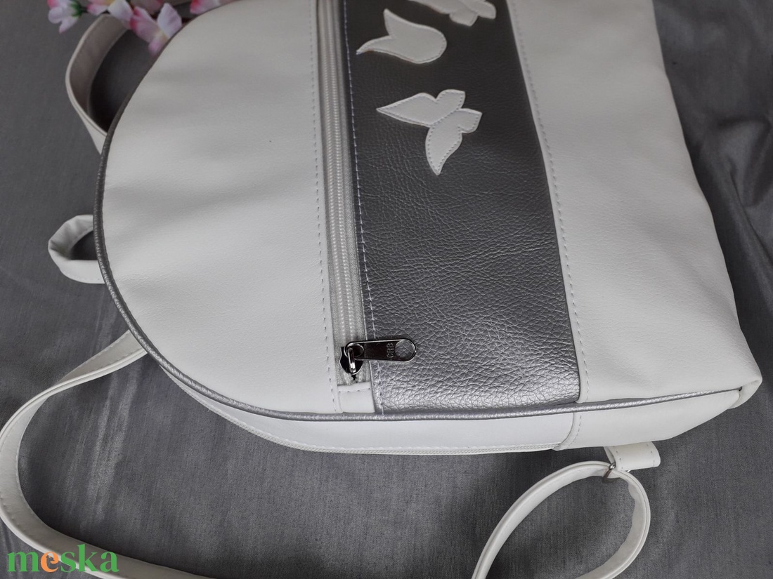 Kis hátitáska  fehér-ezüst - táska & tok - hátizsák - kishátizsák - Meska.hu